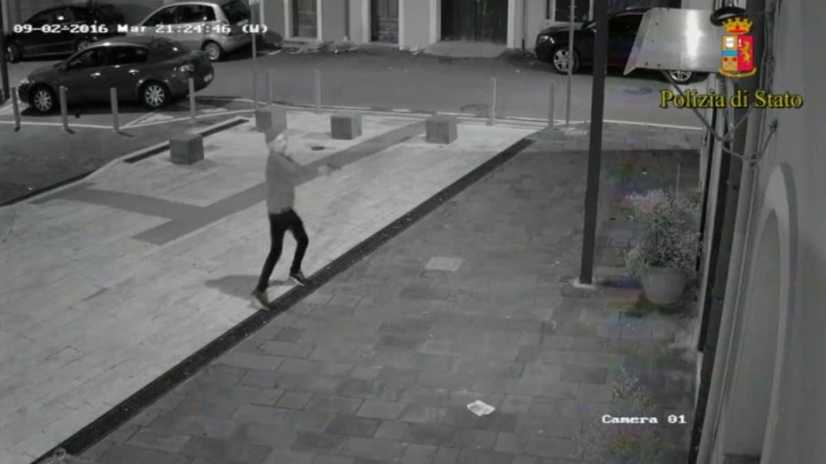 Tre video accusano il ragazzo incappucciato di Lamezia – LE IMMAGINI