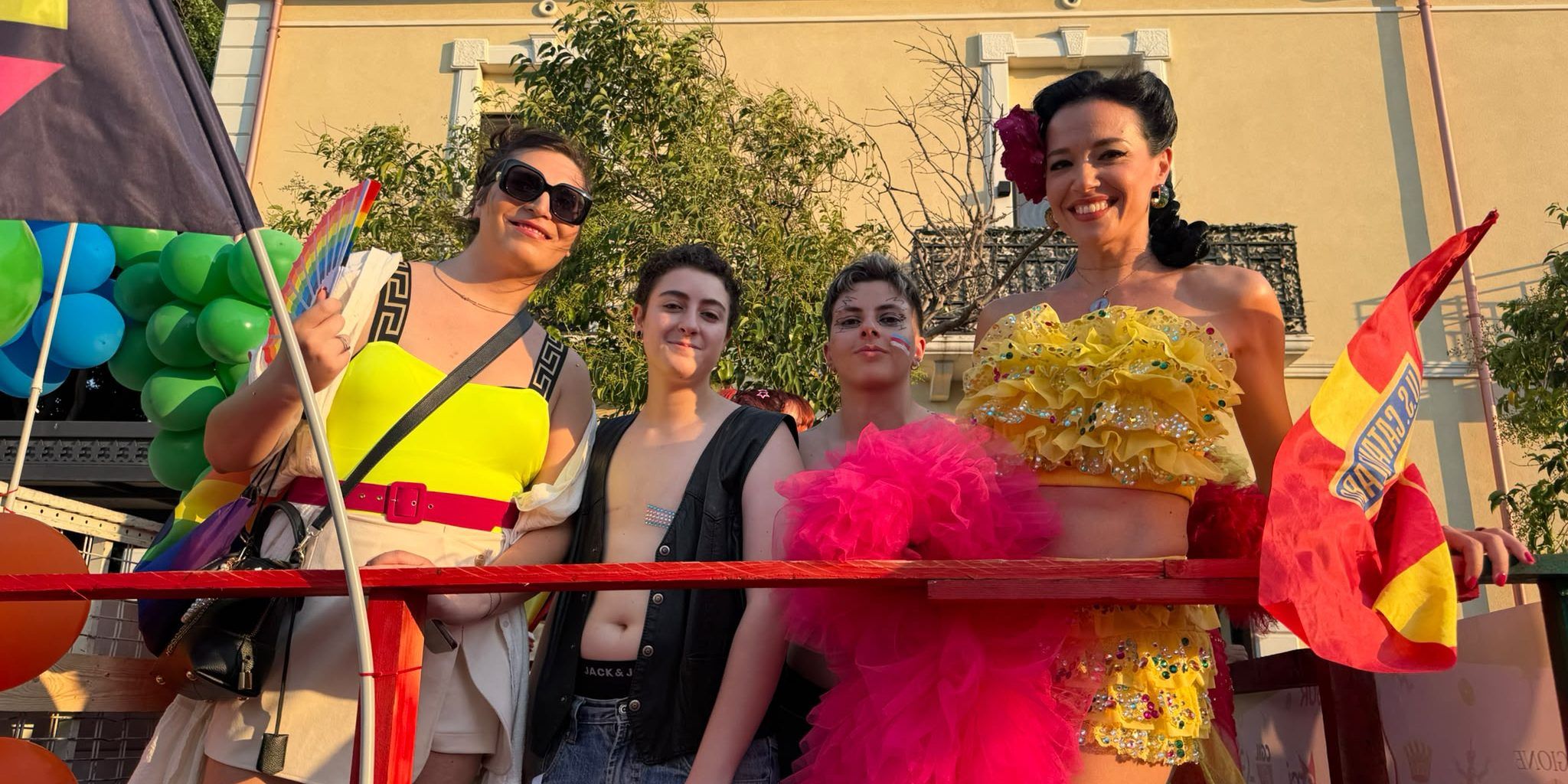 Pride, la “prima volta” dell’onda arcobaleno a Catanzaro. In migliaia in marcia per i diritti e la libertà – FOTO
