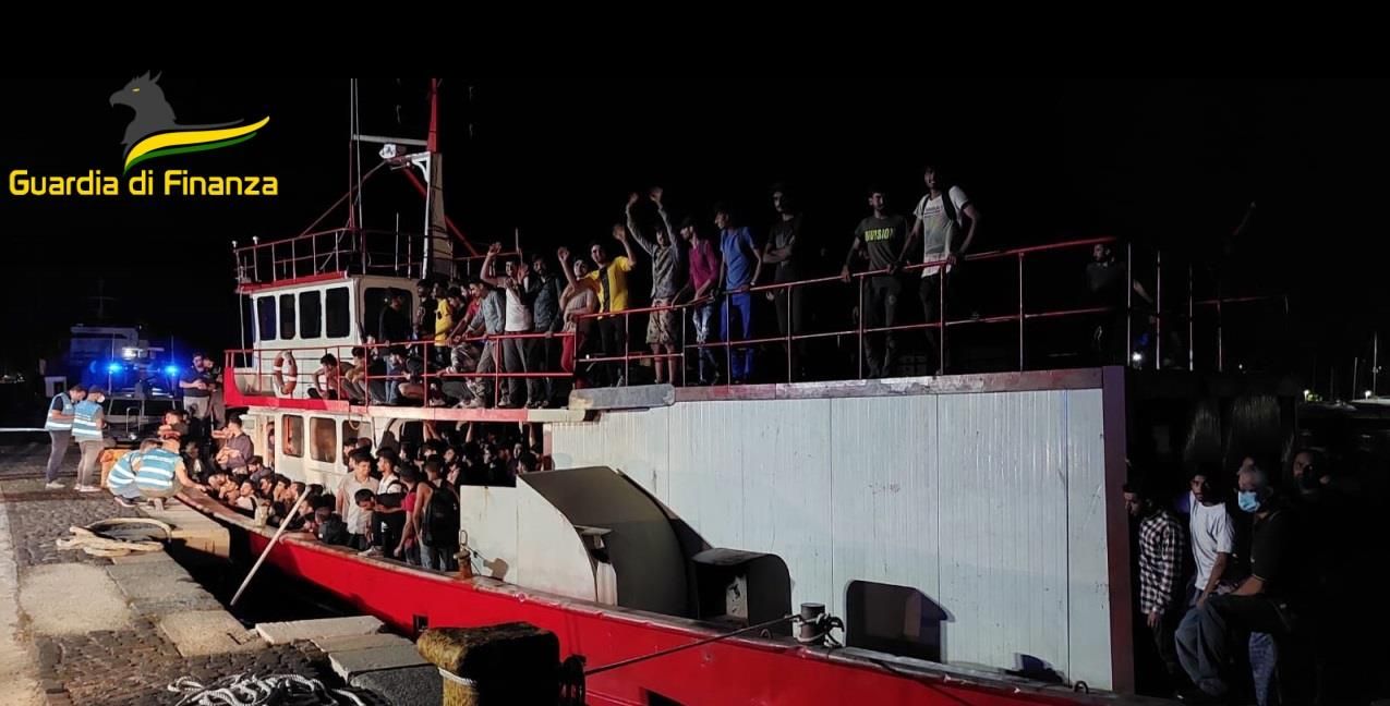 Crotone, la Guardia di Finanza intercetta e ferma una motonave che rischiava l’impatto sulla costa