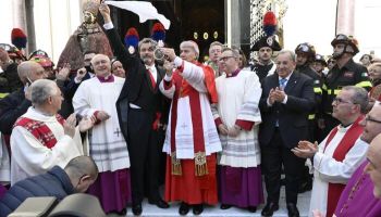 Si ripete il miracolo di San Gennaro: il sangue è sciolto – VIDEO