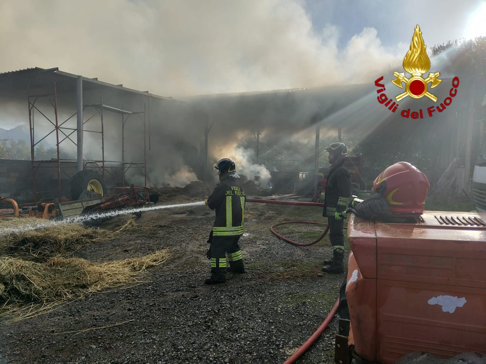 Santa Severina, in fiamme un fienile – FOTO