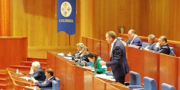 Il centrodestra presenta il piano di investimento dei fondi europei, ma è un “copia-incolla” di altre regioni