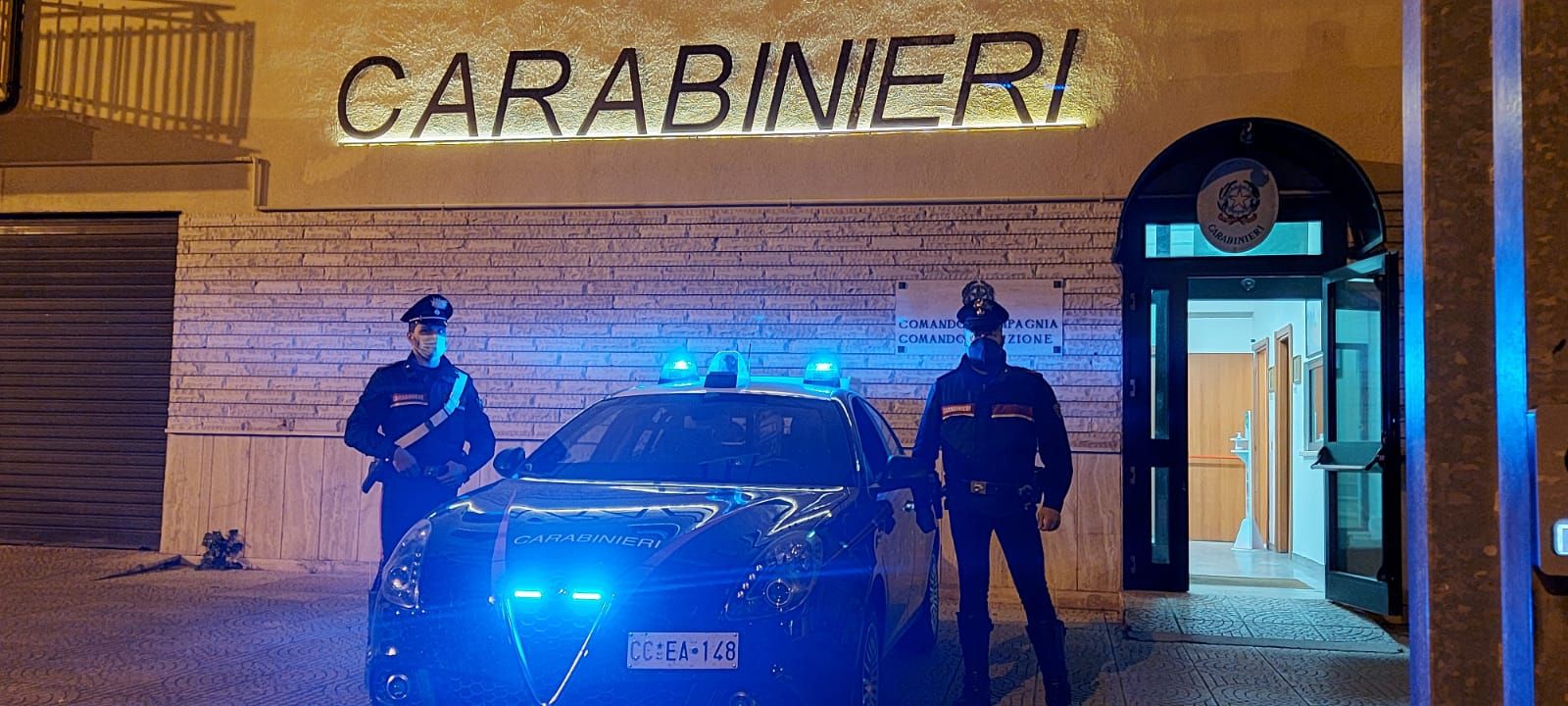 Evade dai domiciliari ma quando torna non lo fanno entrare a casa: arrestato