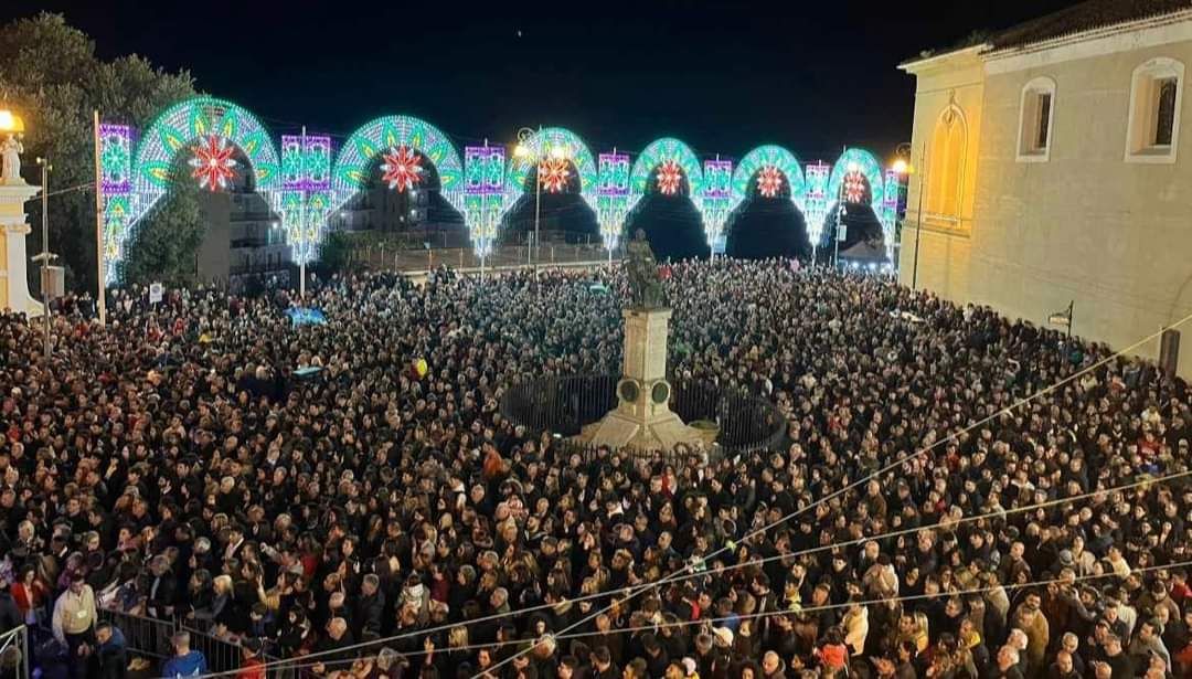 «Poca sicurezza in piazza per il concerto a Corigliano». Fdi attacca la giunta Stasi
