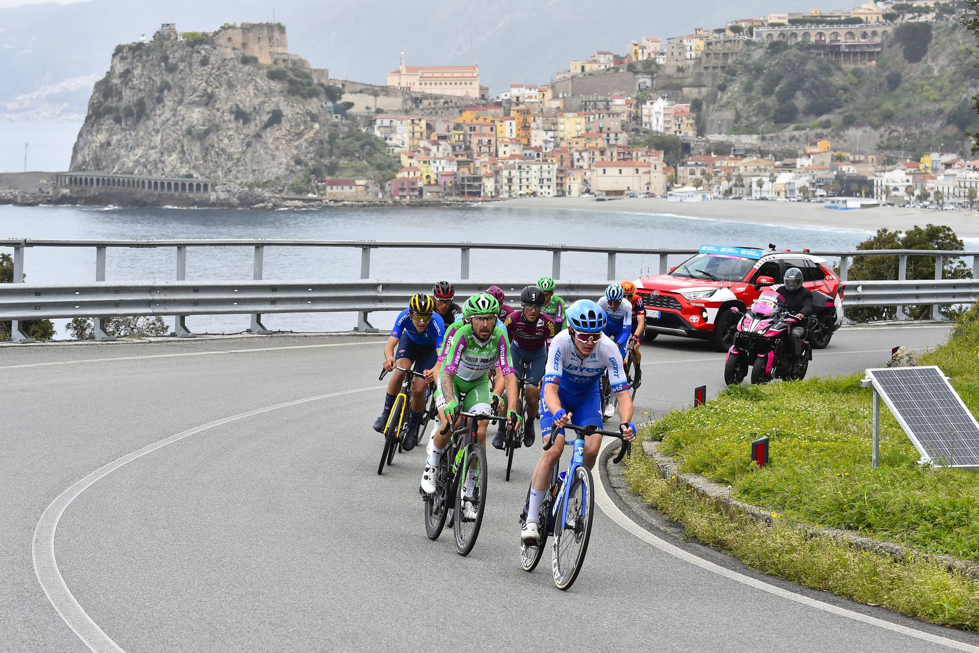 «Lo vuole fatto Tamburino»: a Melicucco l’assessore ai Lavori pubblici e l’asfalto fuori progetto per il giro ciclistico