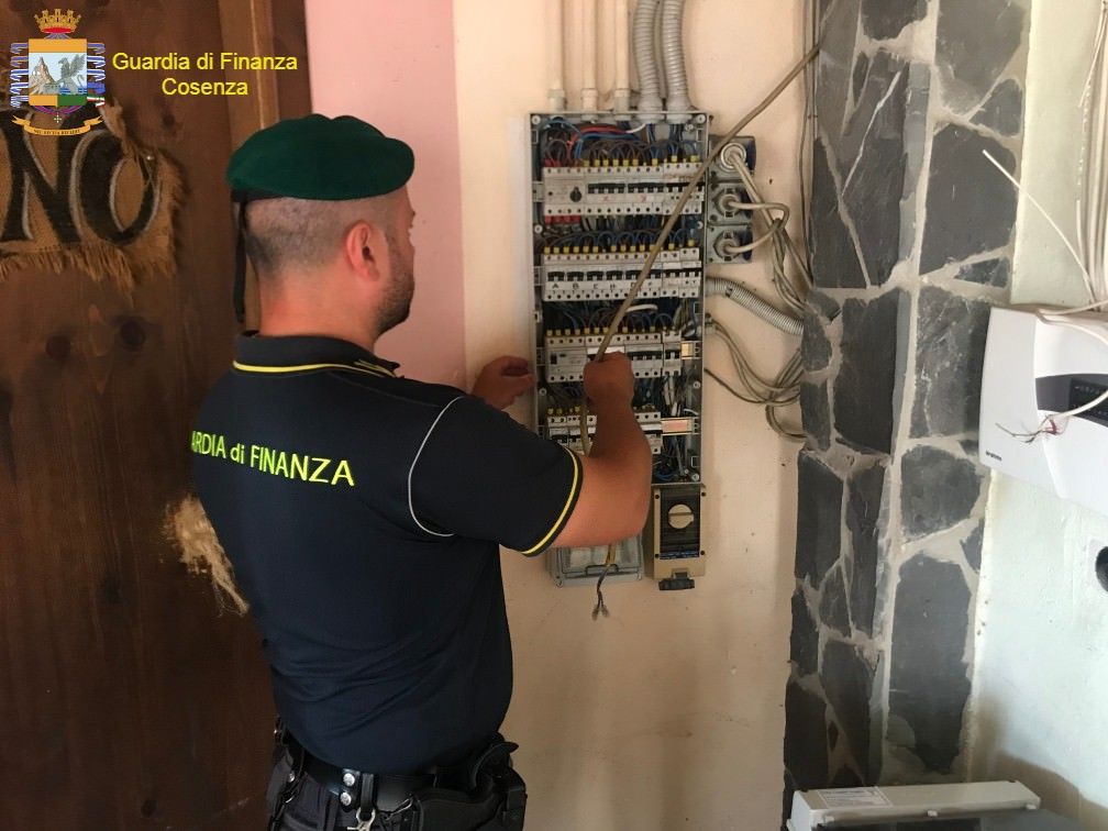 Furto di energia elettrica a Cassano, denunciato il titolare di una discoteca