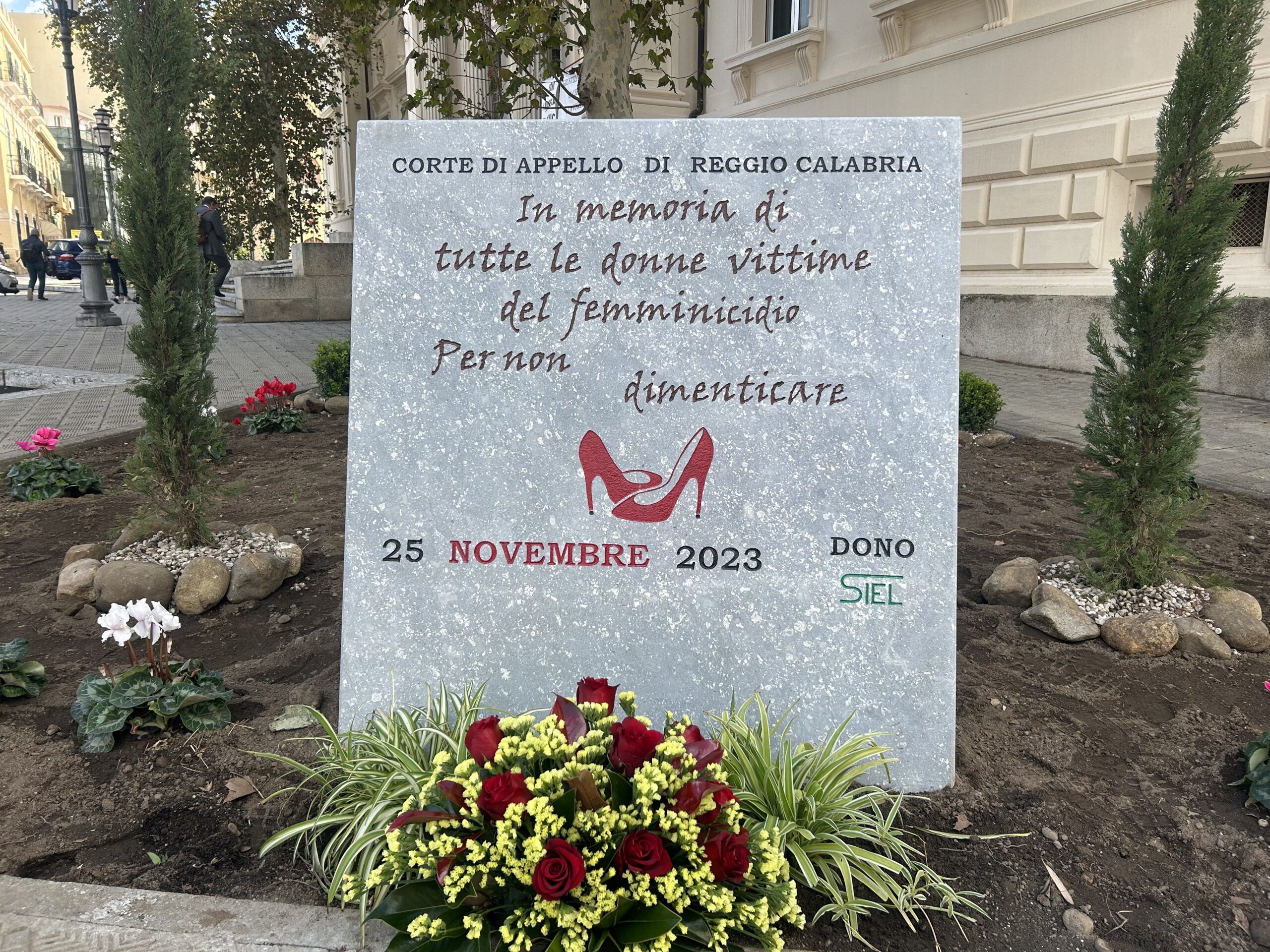 Reggio Calabria, davanti alla Corte d’appello una stele per le donne vittime di femminicidio – VIDEO