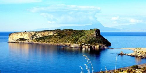 Comprata da Agnelli e poi ceduta ai privati, l'Isola di Dino torna al Comune dopo 60 anni