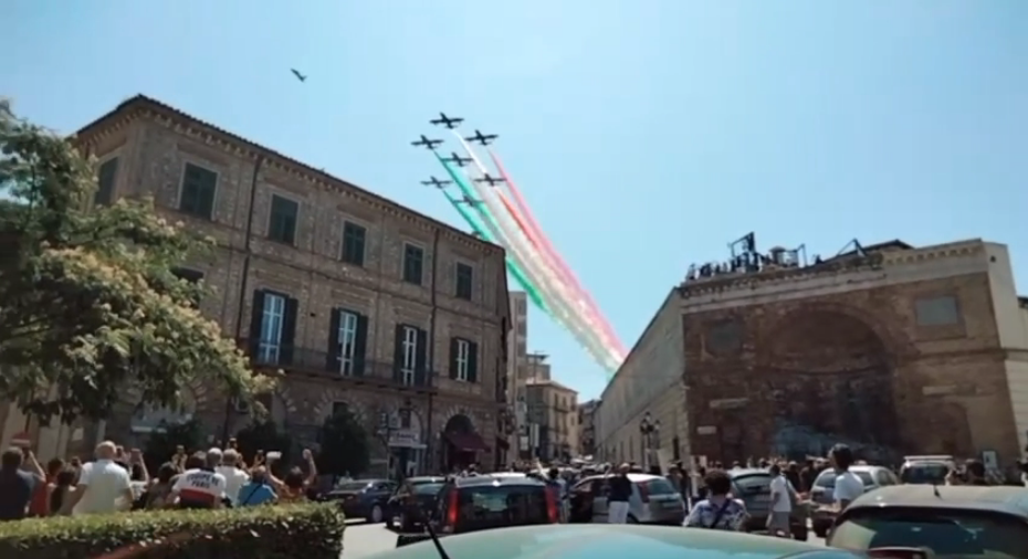 Catanzaro alza gli occhi al cielo per salutare le Frecce Tricolori – VIDEO