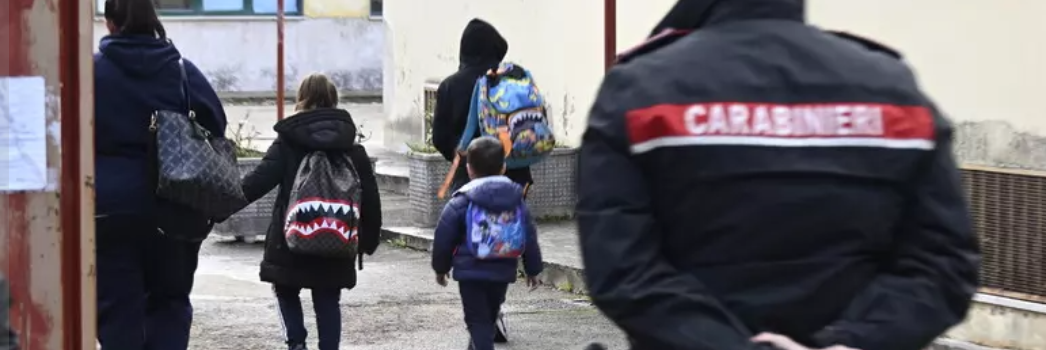 Abusi su alunni, arrestata docente che fu aggredita dai genitori