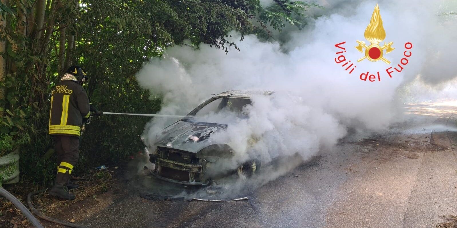 Auto in fiamme a Lamezia Terme, coppia in salvo