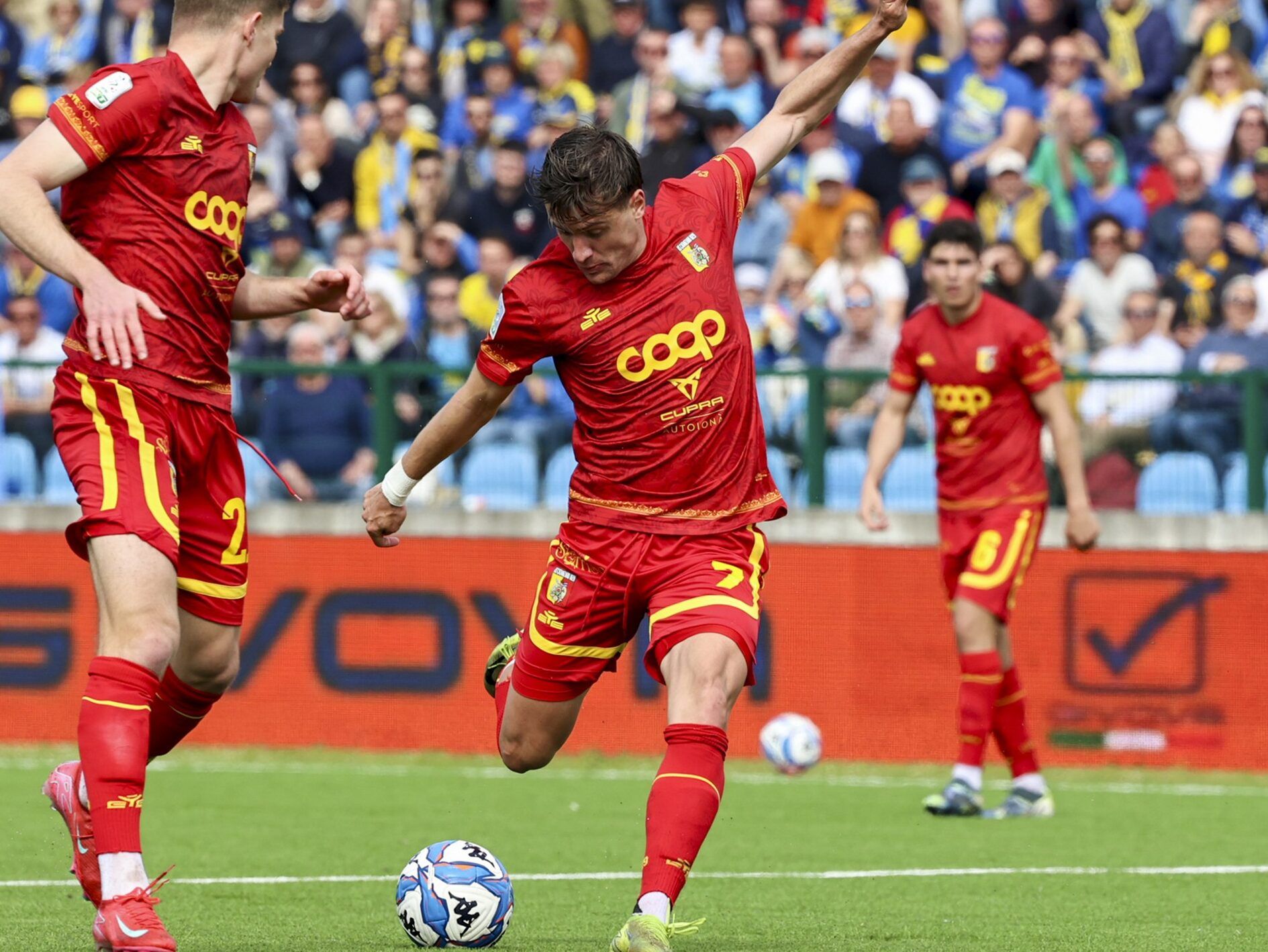 Serie B, frena ancora il Catanzaro: contro la Carrarese finisce 2-2