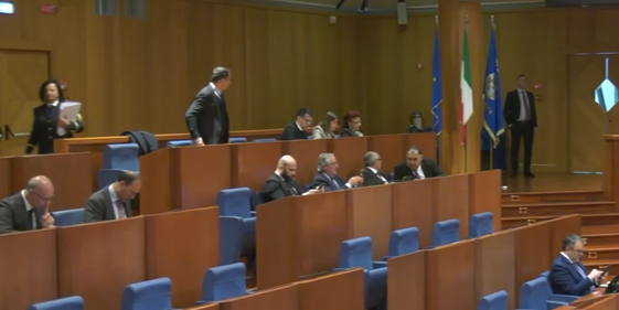 “Grande Cosenza”, il sasso è lanciato: ora le audizioni. Primo ok alla riforma del lavoro