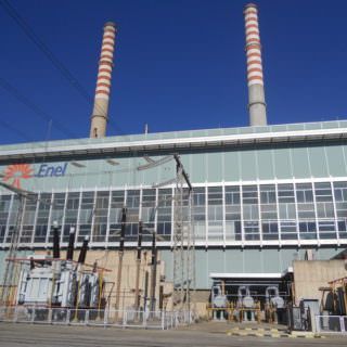 Rossano, disoccupato sale su una ciminiera per chiedere un lavoro