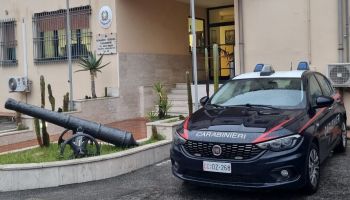 Finto perito truffa un’anziana e le porta via gioielli e un’arma nel Crotonese: identificato e denunciato