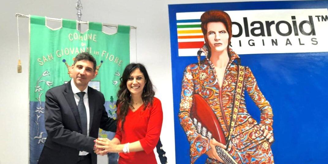 San Giovanni in Fiore, Perenz regala al Comune una sua tela su David Bowie