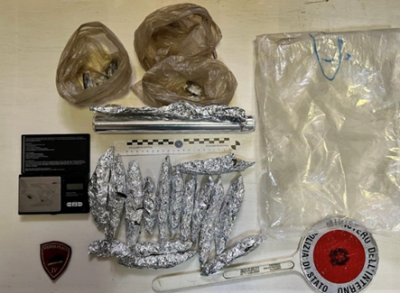 Crotone, sequestrati 800 grammi di droga: due persone in manette