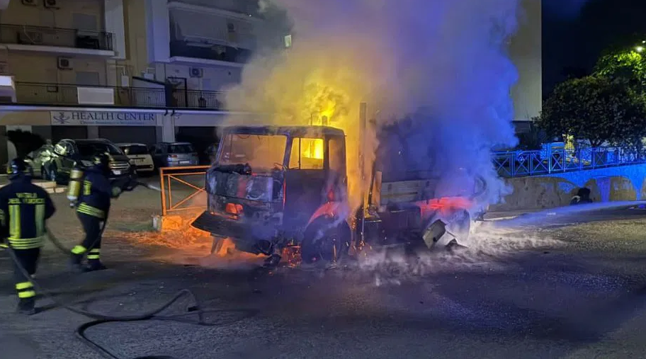 Notte di fuoco a Corigliano Rossano, incendiato un autospurgo