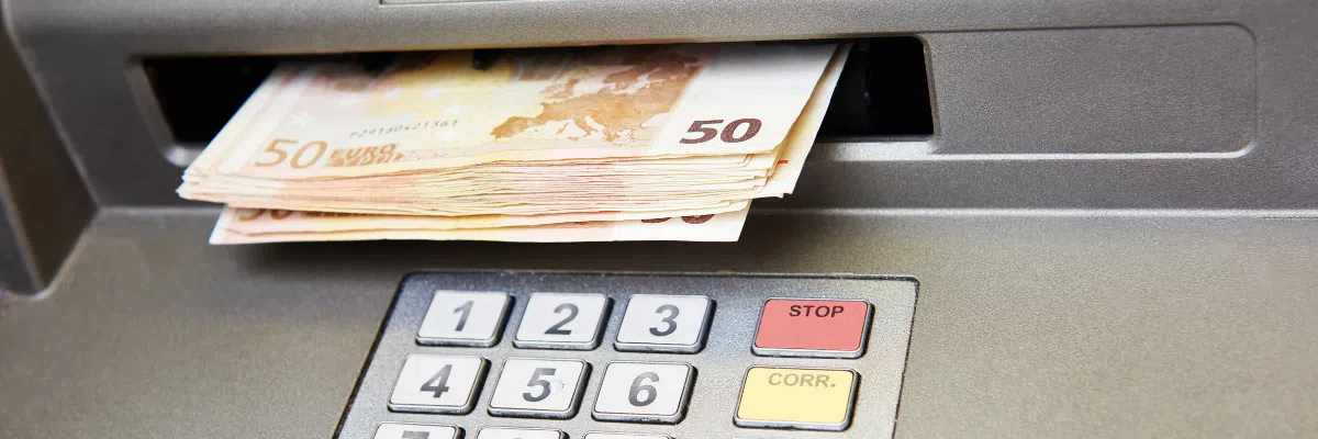 Minacciato con un coltello e costretto a prelevare 300 euro