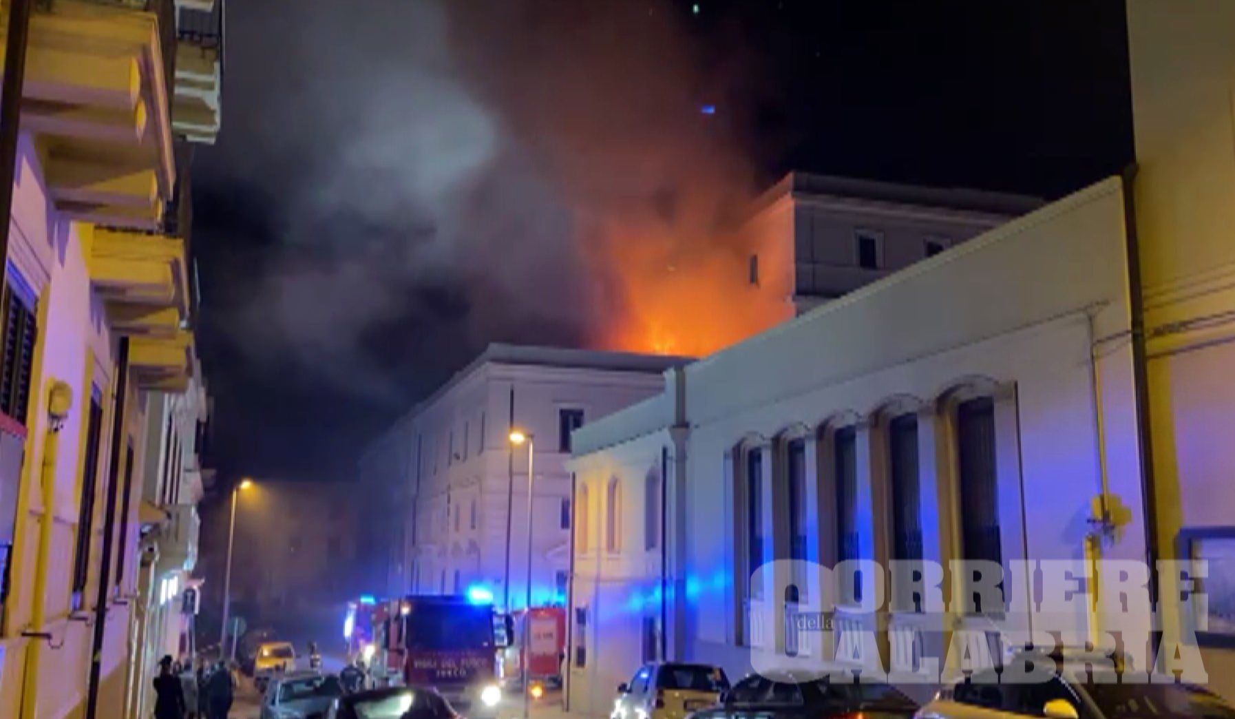 Incendio sul tetto della Corte d'Appello di Reggio Calabria – VIDEO