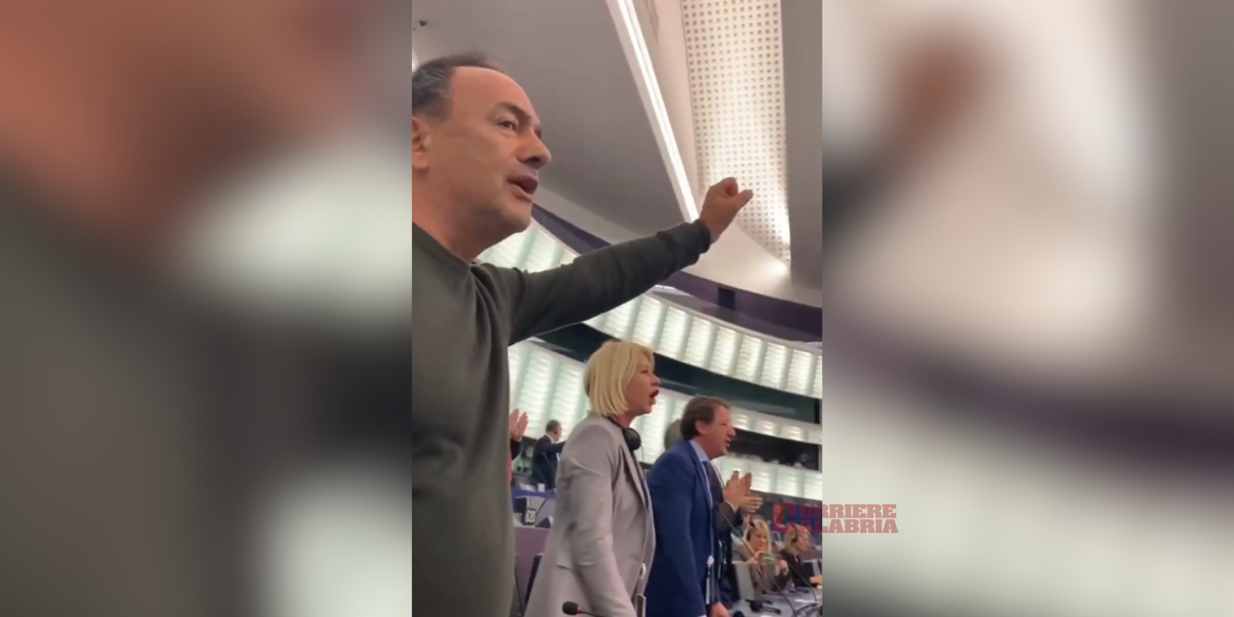 Mimmo Lucano canta “Bella Ciao” (col pugno chiuso) contro Orban al Parlamento europeo – VIDEO