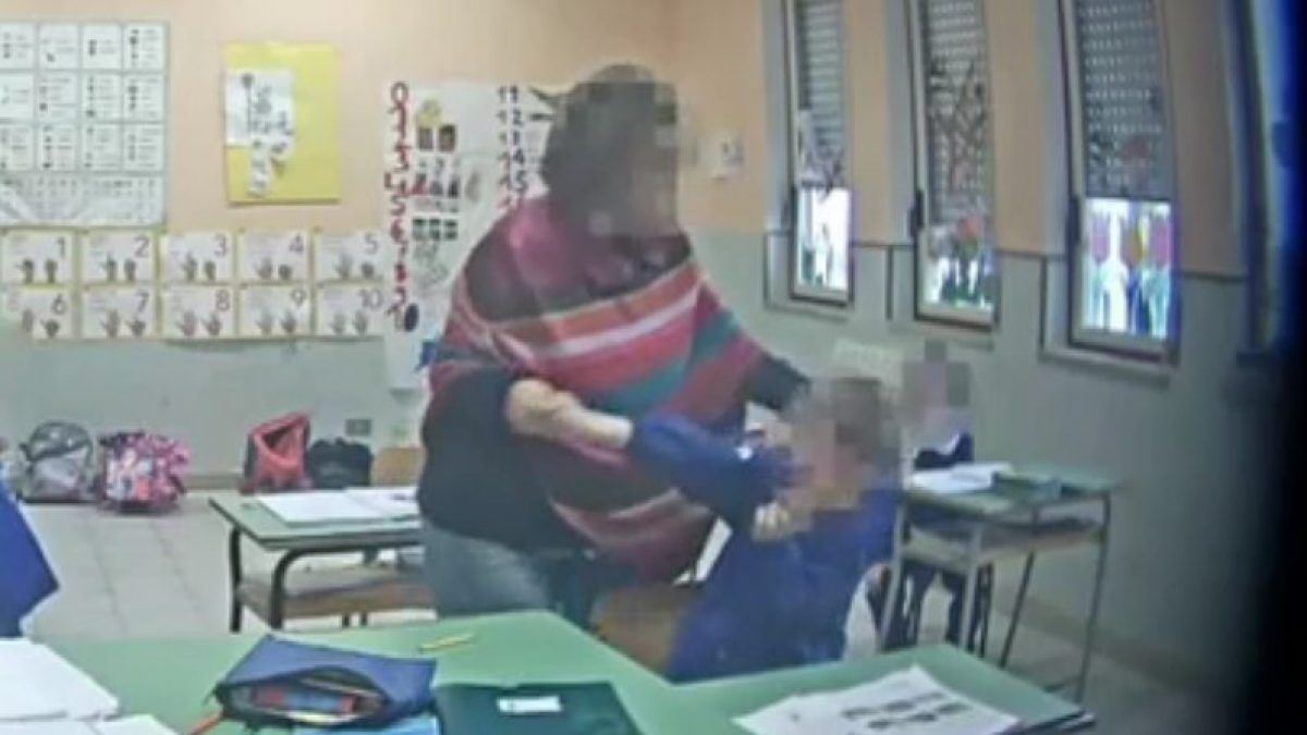 Schiaffi e insulti ai suoi alunni, a Locri la maestra accusata nega ogni responsabilità anche davanti ai video