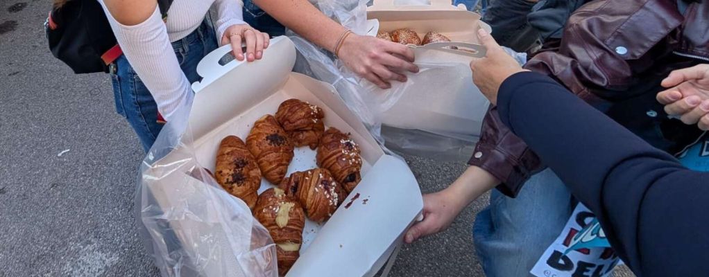 Napoli, manifestanti offrono sfogliatelle ai poliziotti