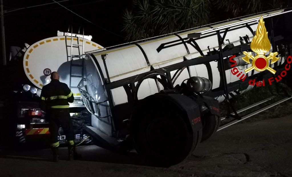 Rimorchio carico d'olio si ribalta nel Catanzarese, nessun ferito
