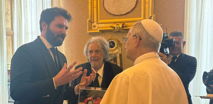 Al Pacino la prima star di Hollywood a incontrare Papa Leone