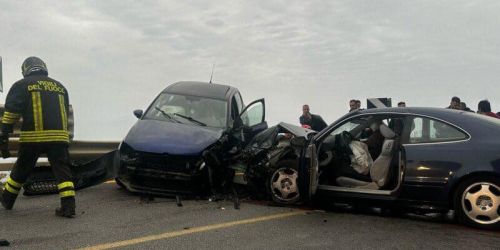 Scontro frontale tra due auto sulla statale 106: ferite quattro persone