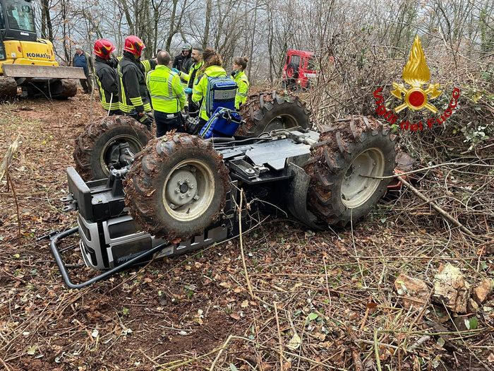 Incidente con il trattore nel Vicentino, agricoltore muore schiacciato