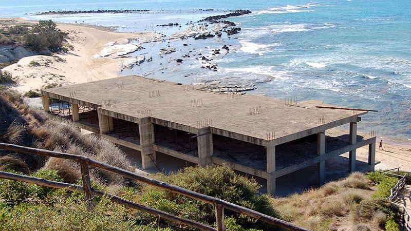 Abusivismo edilizio, la Regione commissaria 30 Comuni «per inerzia e inadempienza» – ELENCO