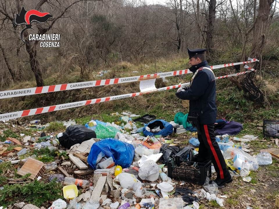 Cosenza, sequestrata discarica abusiva, all'interno molti rifiuti pericolosi