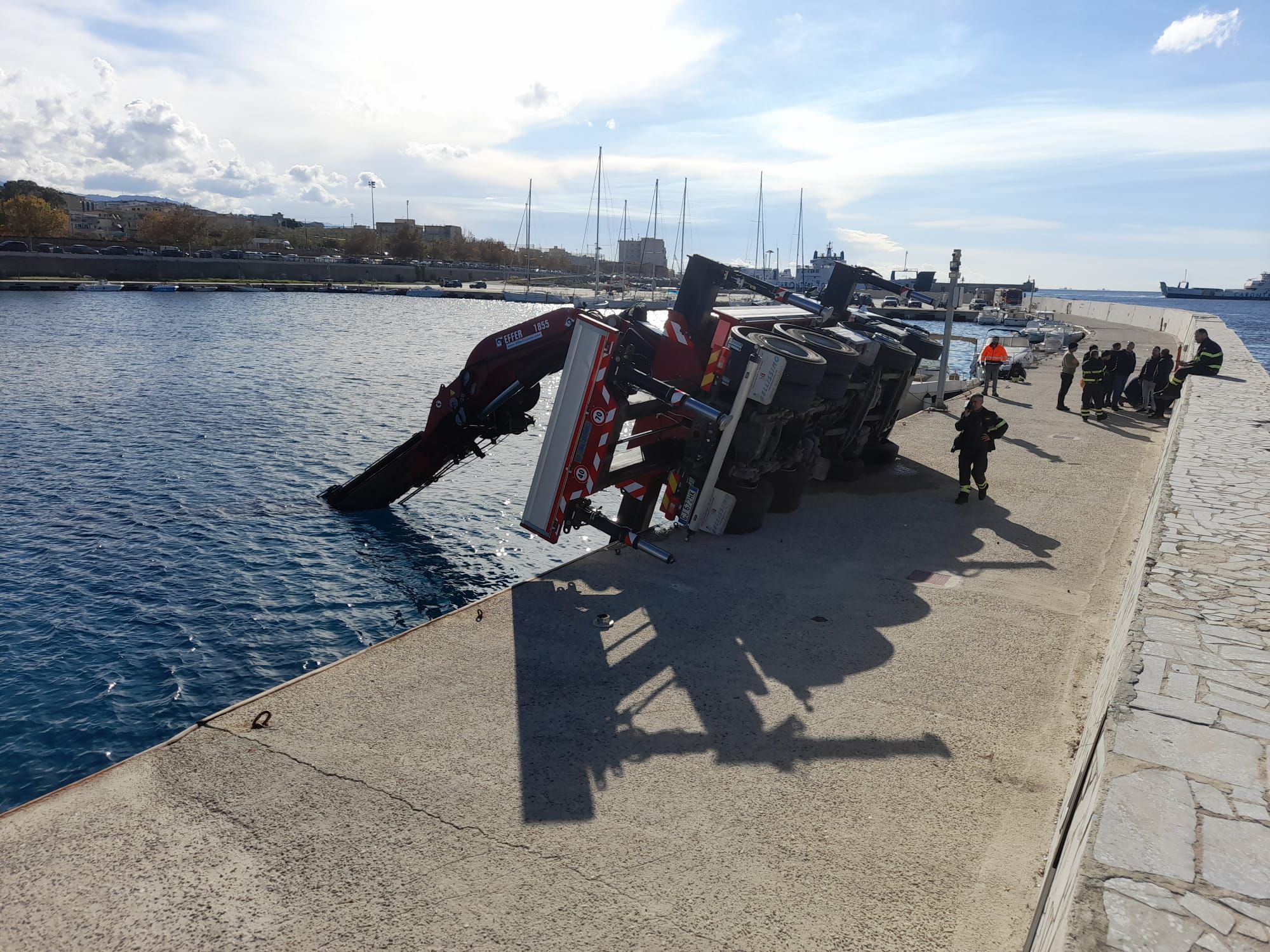 Villa San Giovanni, una gru si ribalta al porticciolo turistico: vigili del fuoco in azione – FOTO