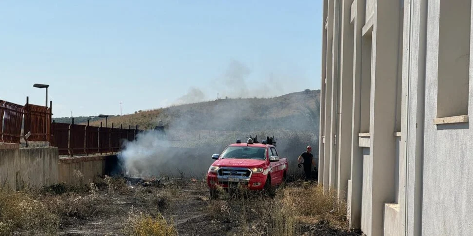 Incendio vicino ai licei di Cassano allo Jonio, ipotesi dolosa