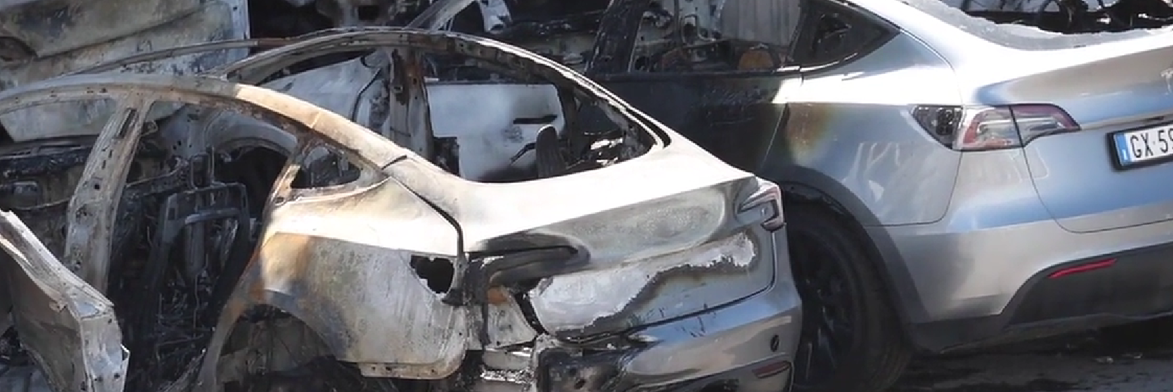 Fiamme in una concessionaria Tesla a Roma. Musk: «Terrorismo»