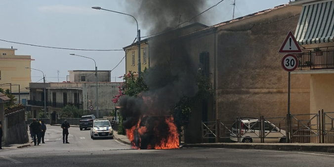 Auto in fiamme in via Nazionale a Paola, nessun ferito – VIDEO
