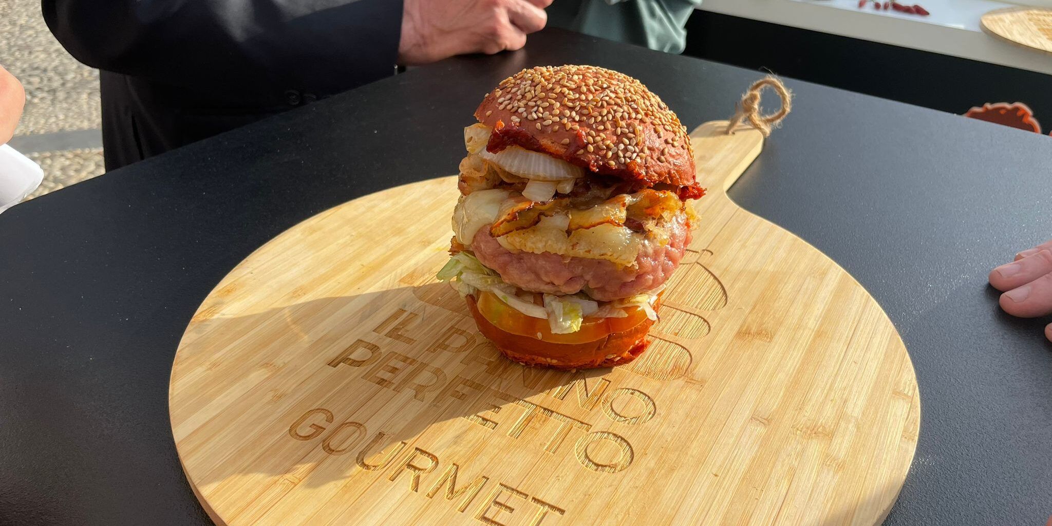 Cipolla rossa di Tropea, ‘nduja e pecorino di Monte Poro nel “Panino Perfetto” del musicalchef Vittorio Gucci – FOTO