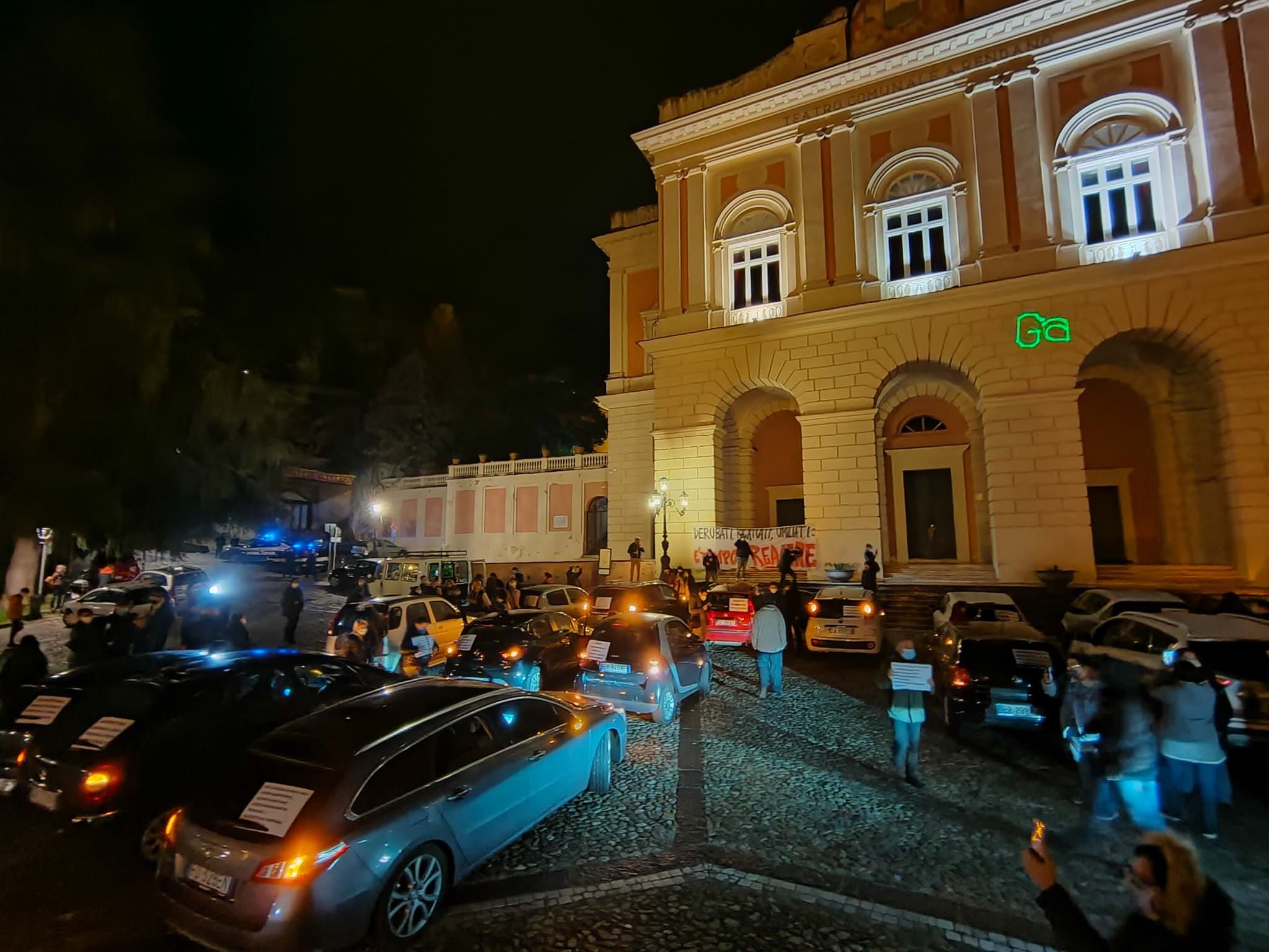 Cosenza, la rivolta dei clacson. «Vogliamo Strada commissario» – VIDEO