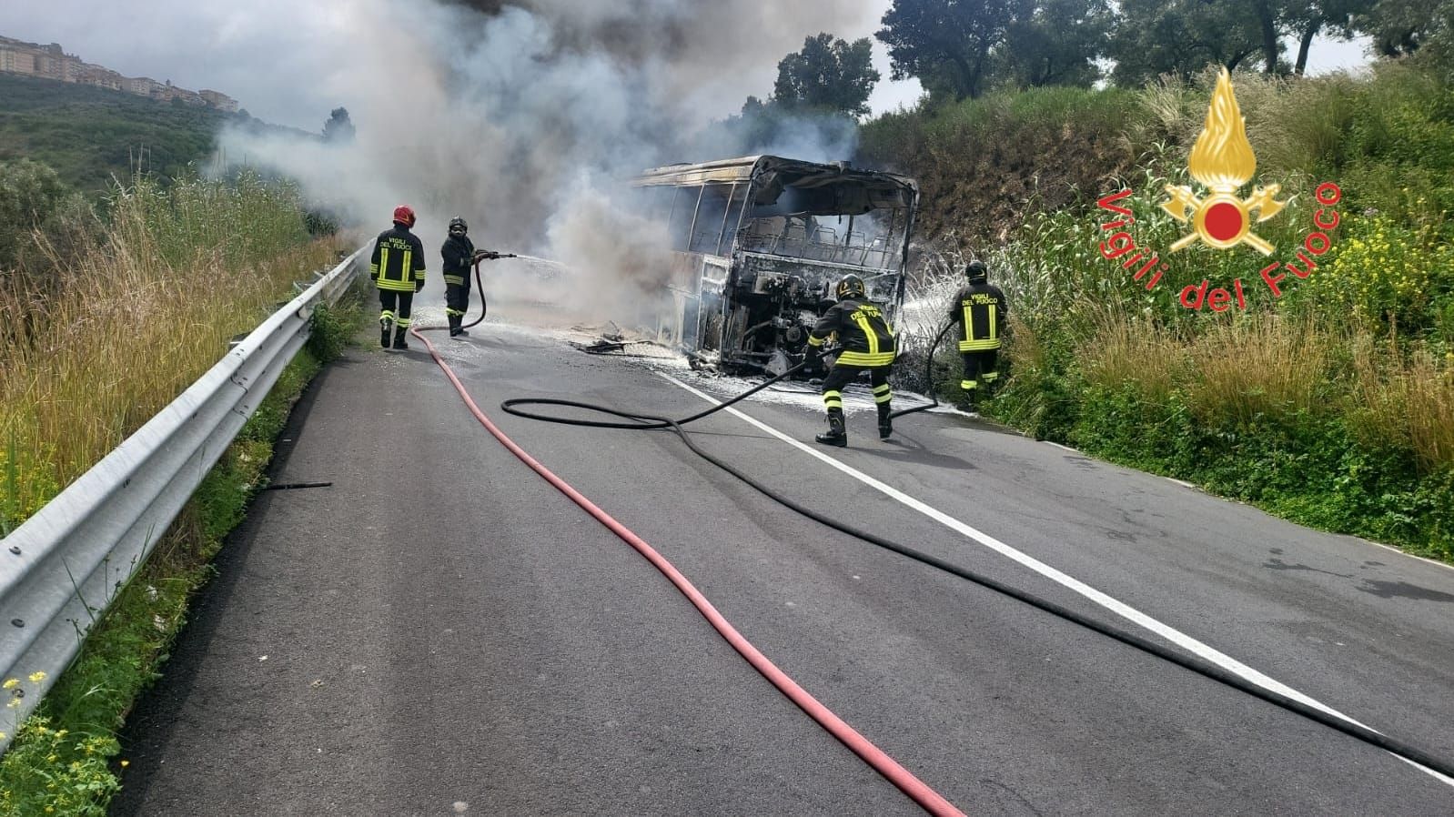 Paura nel Catanzarese, autobus prende fuoco e viene avvolto dalle fiamme: salvi tutti i passeggeri