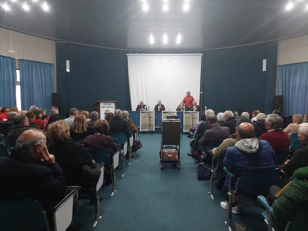 Emergenza sanità a Vibo, il dg Giuliano incontra i cittadini che protestano