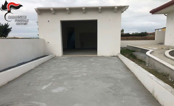 Isola Capo Rizzuto, box auto abusivo su sito archeologico