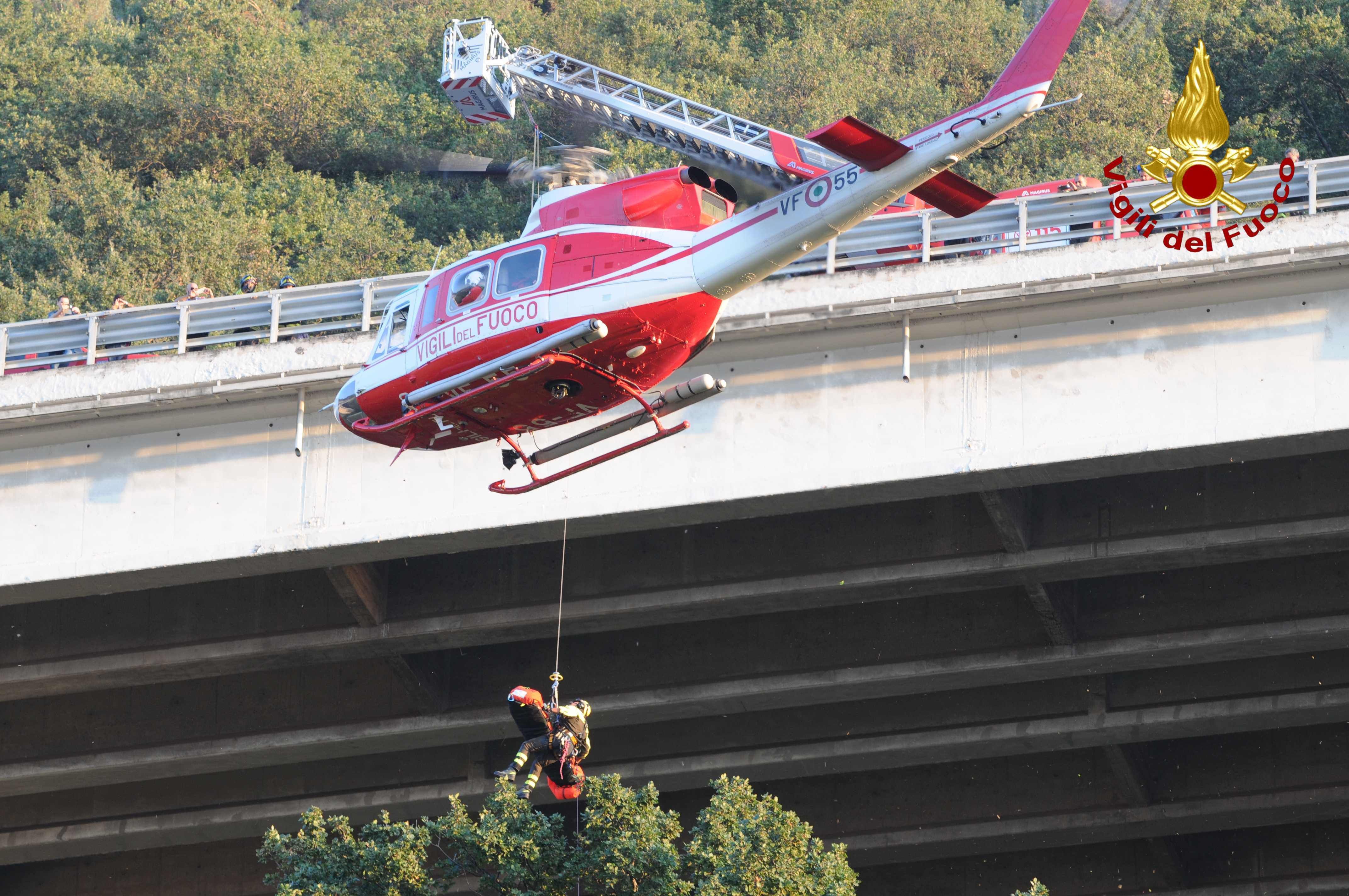 Recuperato un corpo in fondo ad un viadotto dell'A3