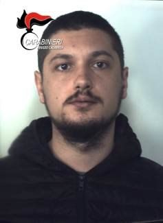 Aggredisce anziano per rubargli il tablet, arrestato 22enne