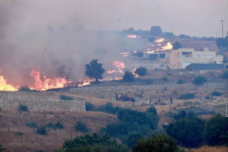 Creta in fiamme, evacuate 8mila persone: tre morti