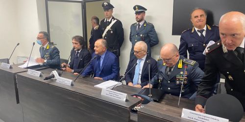 Gratteri: «I clan cosentini si erano federati per fare business. Oggi una grande inchiesta»