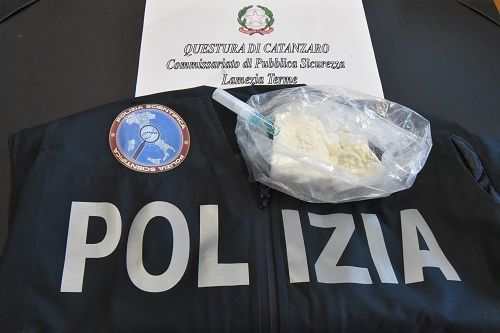 Lamezia Terme, sorpreso in auto con 220 grammi di cocaina: arrestato 20enne