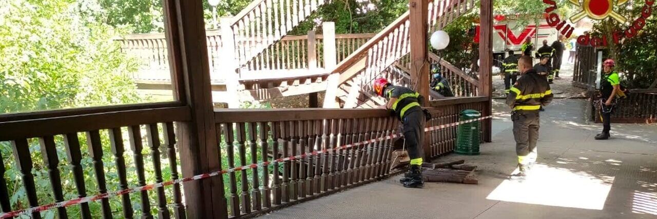 Cede la scala del Globe theatre a Roma, 10 feriti