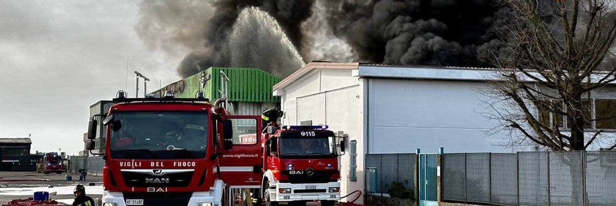 In fiamme stabilimento chimico a Novara. Il sindaco: «Tenete le finestre chiuse»