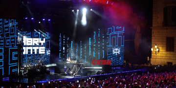 A Cosenza “il cielo è sempre più blu”, festa grande in piazza XV Marzo con Rai Radio 2 – FOTO E VIDEO